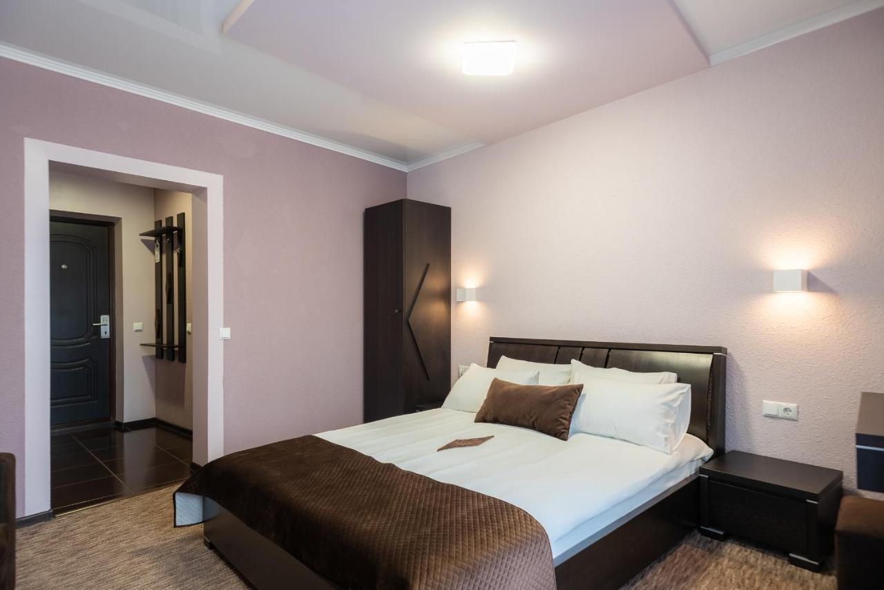 Rhombus Hotel Луцк Экстерьер фото