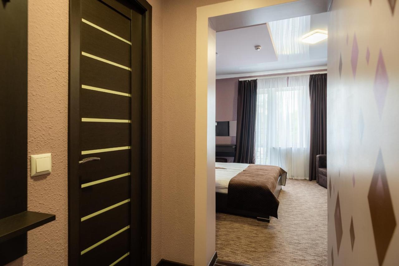 Rhombus Hotel Луцк Экстерьер фото