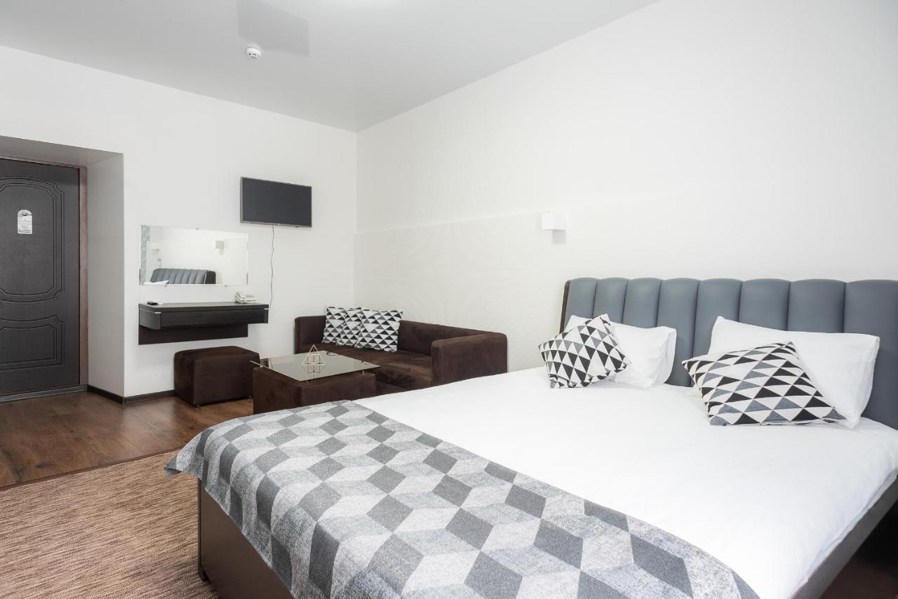 Rhombus Hotel Луцк Экстерьер фото