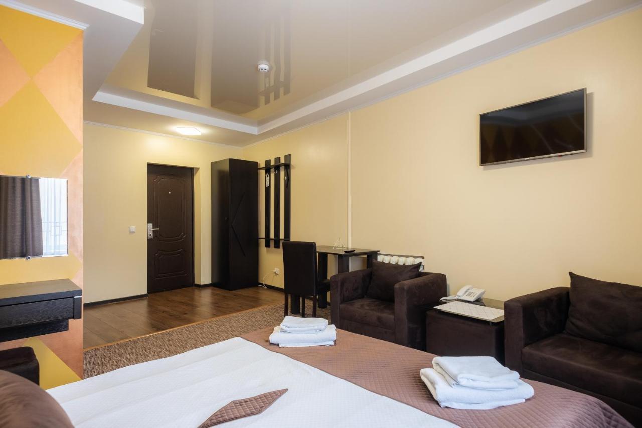 Rhombus Hotel Луцк Экстерьер фото