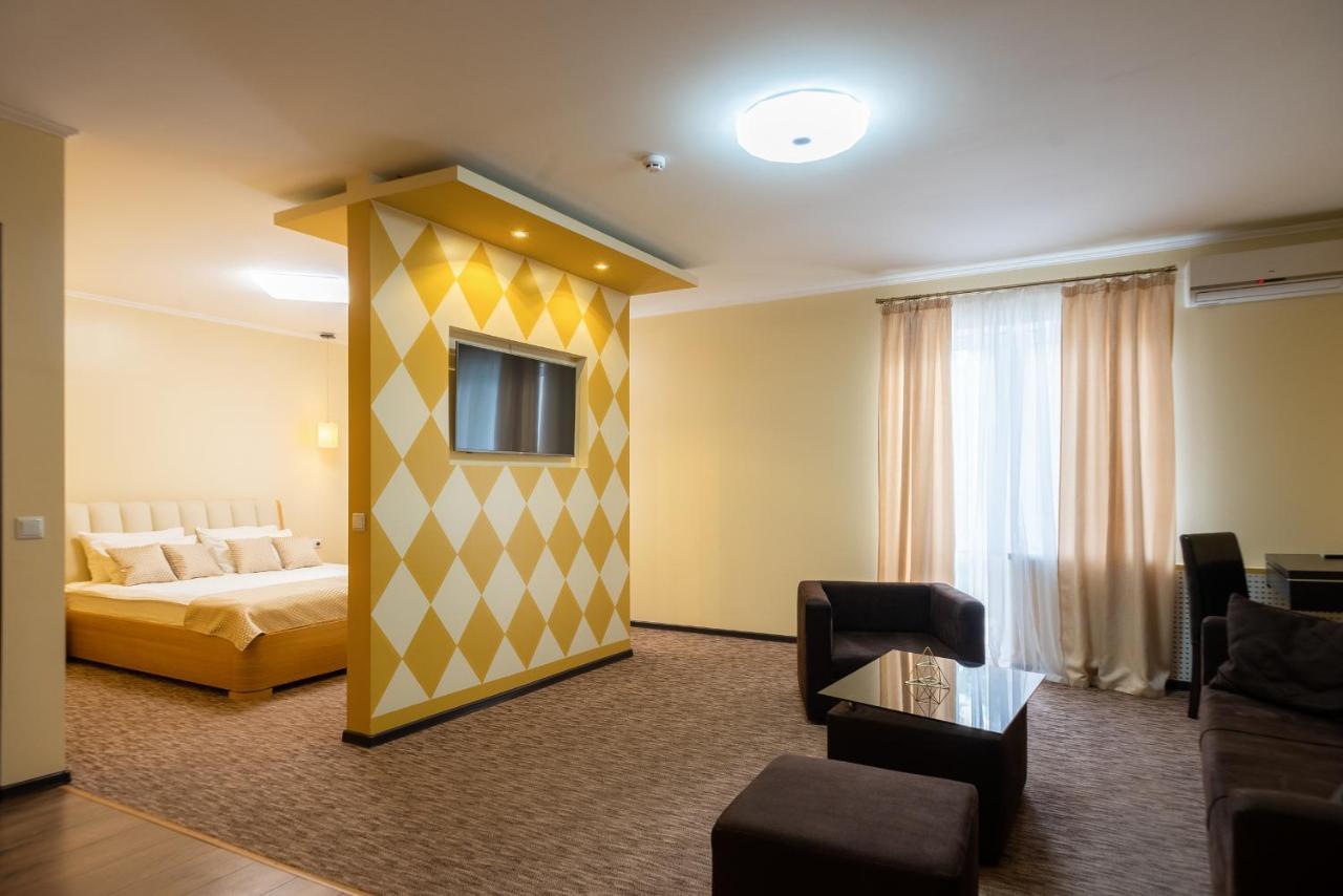 Rhombus Hotel Луцк Экстерьер фото