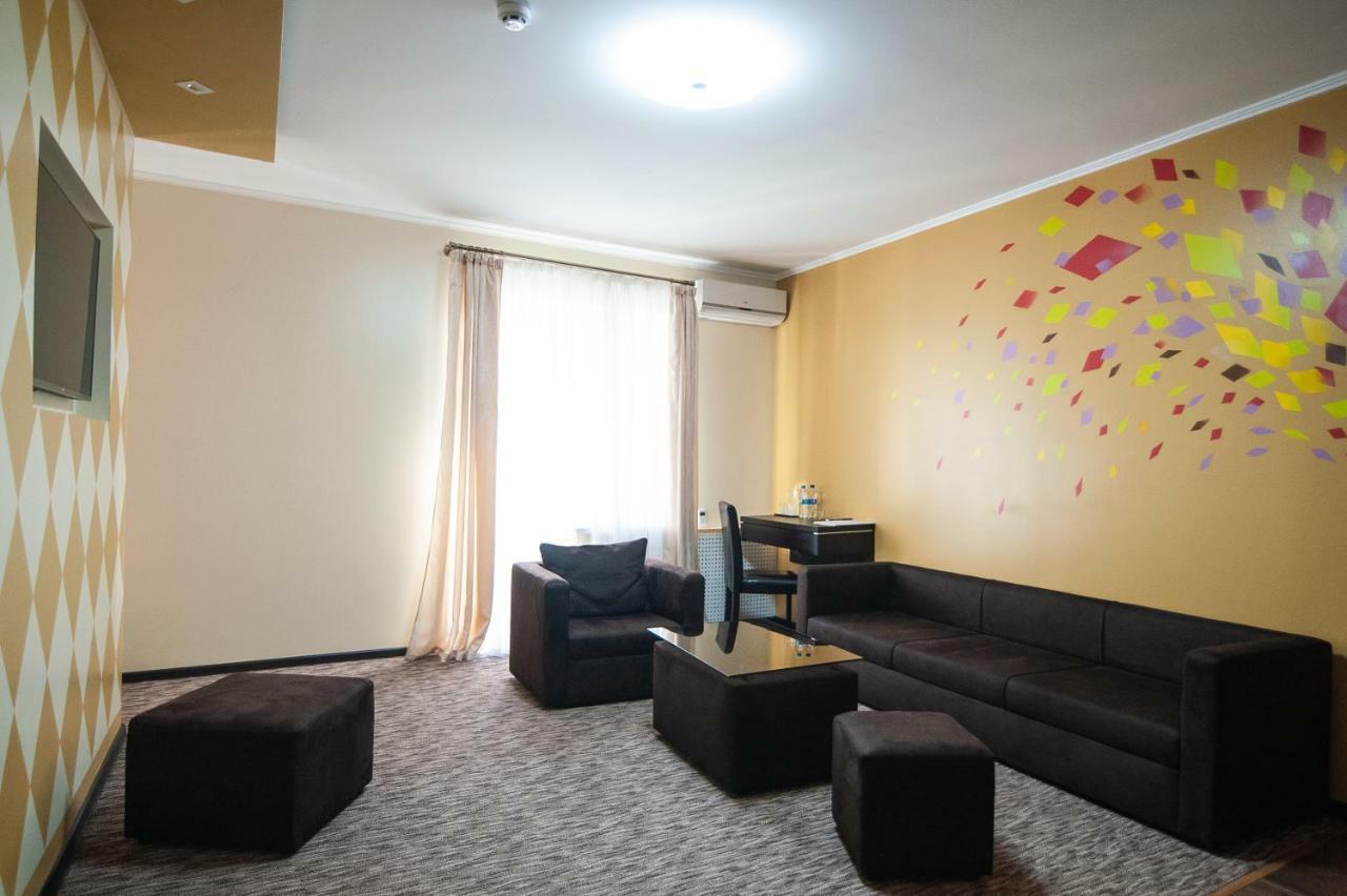 Rhombus Hotel Луцк Экстерьер фото